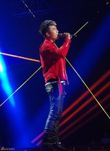 杜淳中韩歌会开嗓唱《存在》白发红衣抢眼(图)