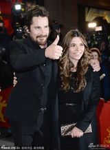 组图：《美国骗局》首映 贝尔夫妇亮相秀恩爱