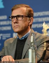 组图：柏林电影节众评委合影 梁朝伟微笑现身