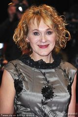 组图：《金子》柏林首映 女星罗萨裙装别致