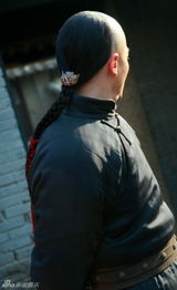 组图：《镖门》霍建华剃光头 贾青花痴倒追