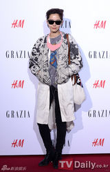 组图：严志媛出席活动裸色裙装高贵似公主