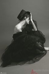 组图：周迅质感大片再展俏皮模样眼神灵动