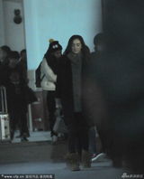 组图：杨幂怀孕依旧开工 深夜拍戏神采奕奕