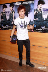 幻灯图集：Twins为个唱彩排 陈伟霆容祖儿探望加油