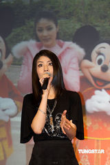 幻灯图集：陈慧琳乘幸福快车抵京城 将畅游迪士尼