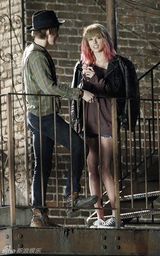 组图：斯威夫特拍MV穿颓废装变小鸟依人