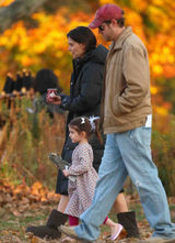 高清：3岁苏瑞凯蒂新片现场探班 改新发型频换潮鞋