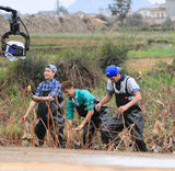 组图：《爸爸》萌爸林志颖劳作搞怪似少年