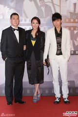 组图：黄秋生亮相金像红毯 表情严肃显霸气