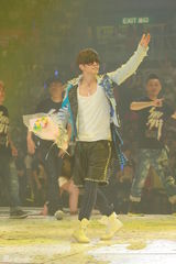 组图：罗志祥俏皮红衫红馆开唱 摔倒杨丞琳怀中