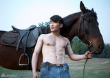 组图：魏炳桦牵马质感写真 硬朗帅气