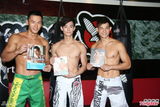 组图：三男模赤膊上阵变拳击手 宣传半裸写真
