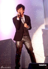 幻灯图：容祖儿露肩礼服帅气 阿Sa(蔡卓妍)颁奖礼上露笑容