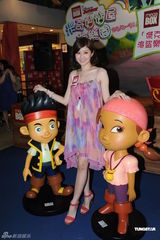 组图：徐淑敏怀孕8月仍窈窕 买好泳衣拍照留念