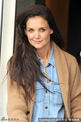 组图：凯蒂带女儿出门 苏瑞碎花裙飘逸星味十足