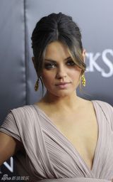 高清图：《黑天鹅》纽约首映 娜塔莉-波特曼艳光四射