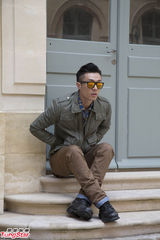 组图：周柏豪皮褛装游走巴黎欣赏街头艺人