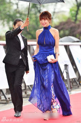 组图：百想红毯朴有天帅气 女星主打黑裙秀性感