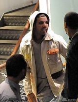 组图：蕾哈娜真空现身露美背 与绯闻男友分头走