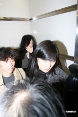 组图：王菲掩面现身铜锣湾为香港个唱庆功