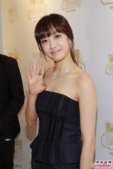 组图：f(x)队长宋茜柔美亮相　抹胸装性感可人