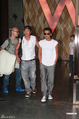 高清组图：谢霆锋香港拍广告 不回应婚变话题