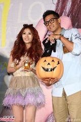 组图：前助理陶妍霖发片 陈建州尴尬献拥抱