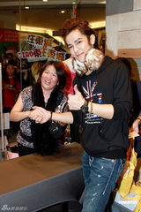 组图：汪东城推自创品牌 自曝性感嘴唇印T恤