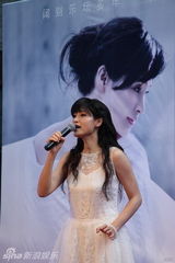 组图：46岁方季韦复出 透视白裙笑容如少女