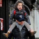 幻灯：“金刚狼”爱女骑父做鬼脸 表情丰富可爱