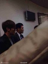 组图：李敏镐春晚彩排快闪 深色大衣黑超帅酷