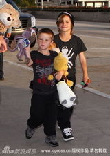 幻灯图集：贝克汉姆携三子回国度假 克鲁兹扮小猴