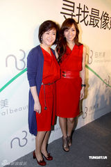 幻灯图：侯佩岑母女代言似姐妹 甜蜜泄露待嫁心情 