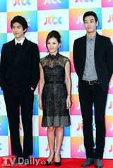 组图：韩星成俊李美淑参演新综艺节目公开录制