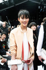 组图：IT GIRL陈燃现身巴黎时装周Chloé秀场