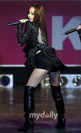 幻灯图：2PM与kARA联合粉丝见面会 带来精彩节目