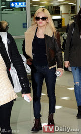 组图：少女时代休闲装扮亮相机场