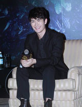 组图：三浦春马访台粉丝接机 宣传新片玩睫毛夹牙签