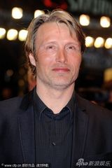 组图：《皇室风流史》首映 麦德斯透视黑裙秀美腿