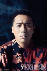 组图：刘烨拍杂志新年大片 色彩多变
