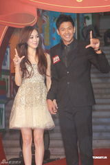 组图：范玮琪黑人携手出席活动 夫妻大秀甜蜜