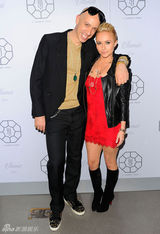 组图：海顿-潘妮蒂尔皮衣搭红色蕾丝短裙亮相