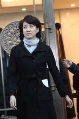 组图：播音界泰斗张颂追悼会 央视众主持人来送别