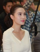 组图：小宋佳看秀露性感锁骨 谈出行秘笈必备好心情