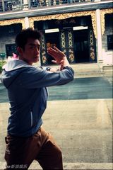 幻灯图：郑恺迷上双节棍 李小龙“面前”耍宝表演