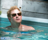 组图：哈里王子分手快乐 泳池潜伏偷看美女裙底