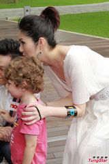 组图：杨千嬅白色长裙优雅亮相 大谈育儿经