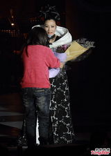 组图：汪明荃香港开唱 造型多变火辣优雅