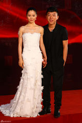 组图：江一燕牵手黄渤亮相 黑白配默契似情侣